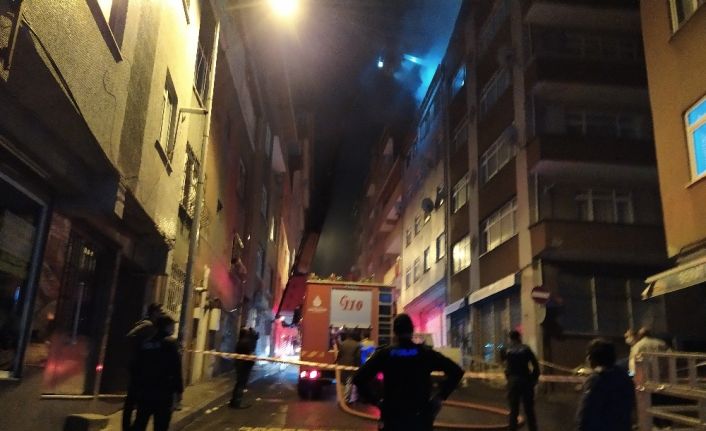 Kağıthane’de binanın çatısında korkutan yangın