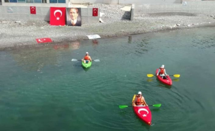 Kanolarla denize açılıp Türk bayrağı açtılar