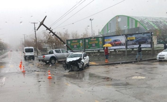 Kar yağışı kazaları beraberinde getirdi, kaygan yolda iki araç birbirine girdi: 2 yaralı