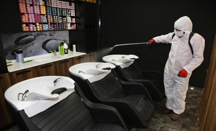 Karaköprü’de berberler dezenfekte ediliyor