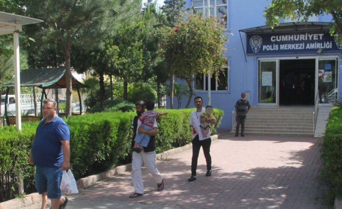 Karısının terk ettiği çocuklarıyla polisten yardım istedi