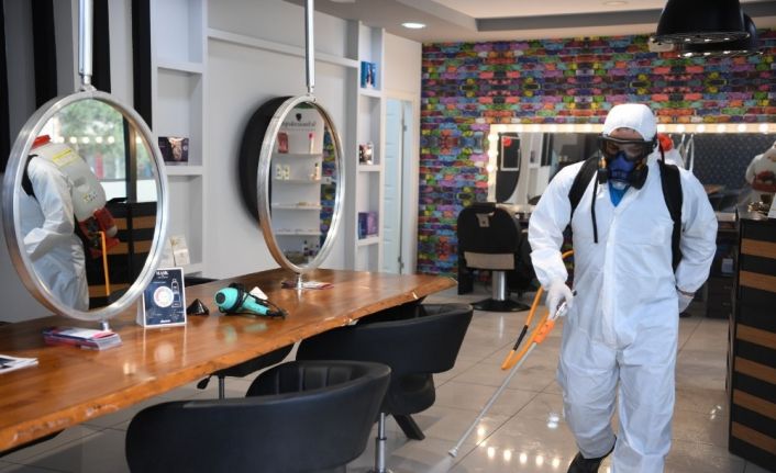 Kartepe’de kuaförler açılış için hazırlandı