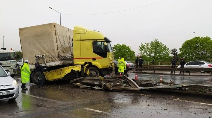 Kaza yapan tır Karadeniz sahil yolunu trafiğe kapattı