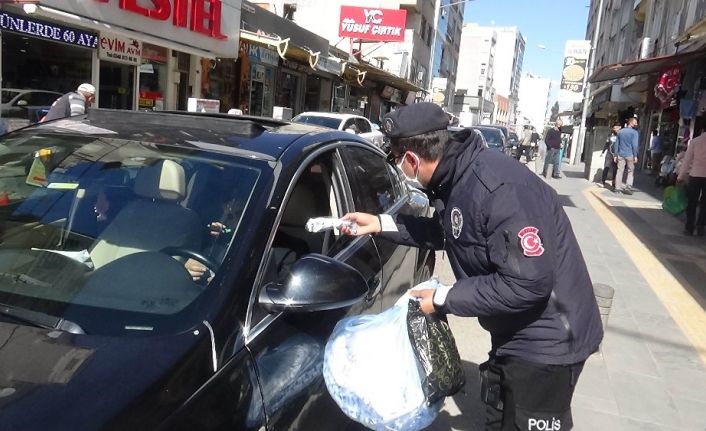 Kilis’te polis uyarılarda bulunduğu sürücülere maske dağıttı