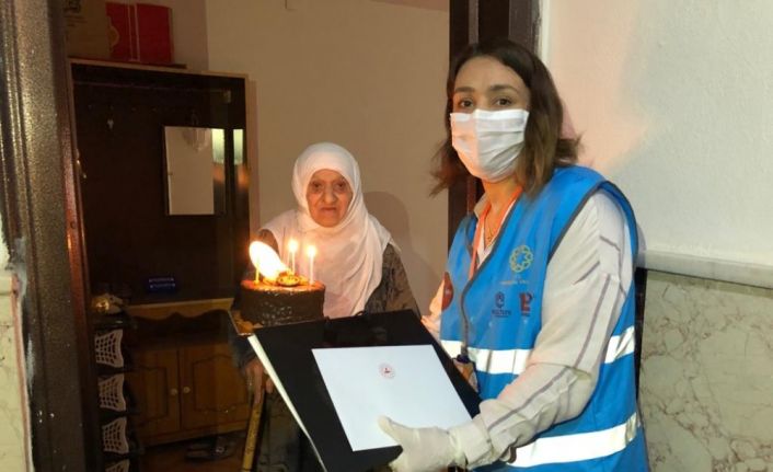 Kızıltepe Vefa Sosyal Destek Grubundan 100 yaş ve üstü kadınlara Anneler Günü sürprizi