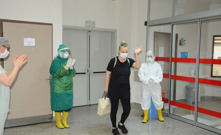 Kök hücre tedavisiyle Covid-19’u yenen hemşire meslektaşları tarafından hastaneden alkışlarla uğurlandı