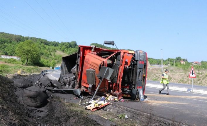 Kömür yüklü kamyon devrildi: 1 yaralı