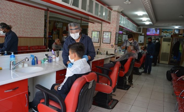Korkuteli’nde berber ve kuaförler yaklaşık 2 ay sonra faaliyete başladı