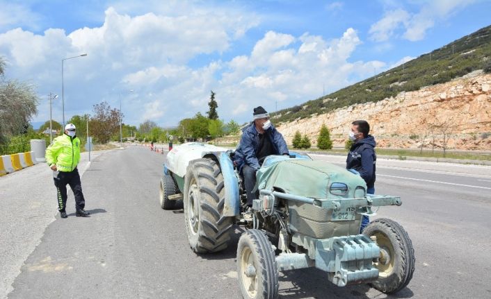 Korkuteli’nde cadde ve sokaklar kısıtlamanın 3’üncü gününde de boş kaldı