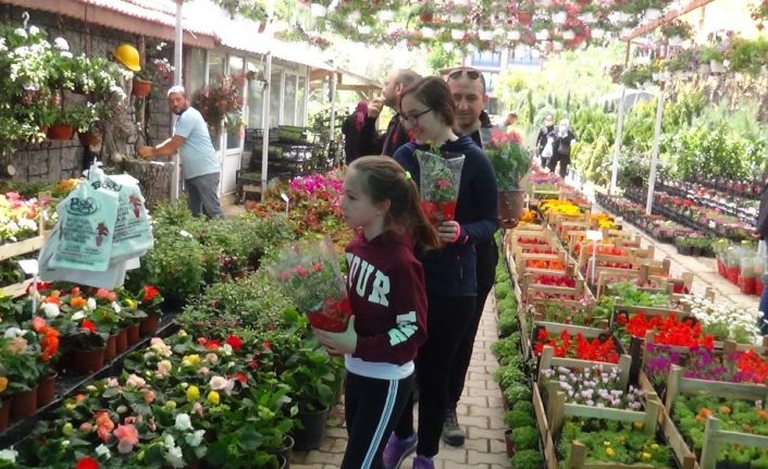 Korona virüs nedeniyle bu yıl annelere saksı çiçekleri hediye edildi