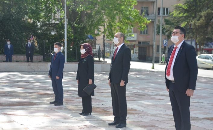 Korona virüs sebebiyle Gençlik Haftası sade bir törenle kutlandı