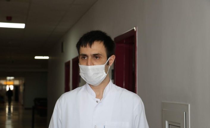 Korona virüsü yenen doktor hastaları için görevinin başına döndü
