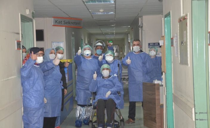 Korona virüsünü 46 günde yenen 69 yaşındaki yaşlı adam alkışlarla evine uğurlandı