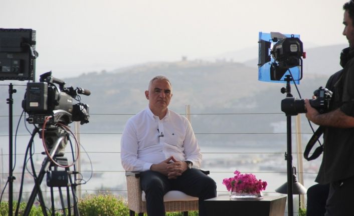 Kültür ve Turizm Bakanı Ersoy: “İç turizmi açıyoruz dış turizmi kademeli açacağız”