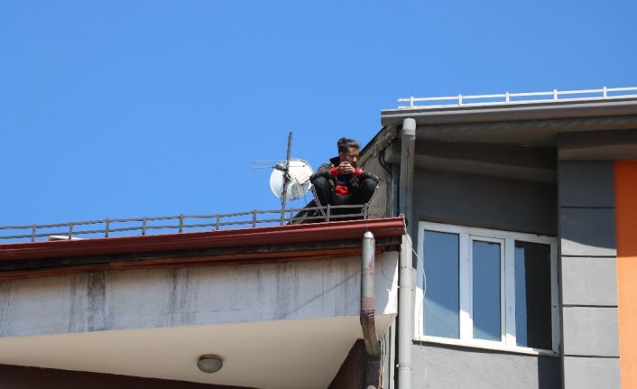 Mahsur kaldığı çatıda bağdaş kurarak kurtarılmayı bekledi, kimse çatıya neden çıktığını anlayamadı