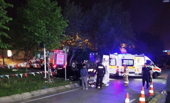Makas attığı ileri sürülen otomobil takla atarak iş yerinin bahçesine girdi: 3 yaralı