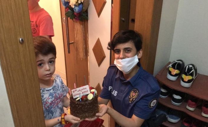 Maltepe’de polisten 6 yaşındaki çocuğa doğum günü sürprizi