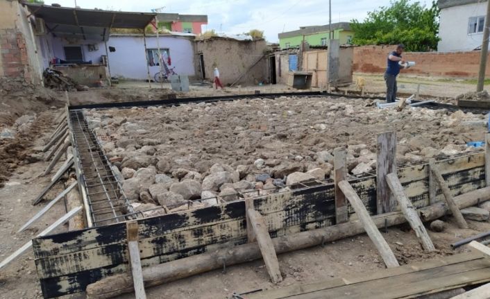 Mehmetçiğin yardımına koştuğu ihtiyaç sahibi için yapılan evin temeli atıldı