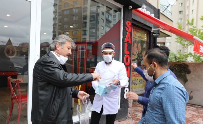 Melikgazi’de berber ve kuaförler dezenfekte edildi
