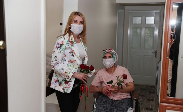 Merkezefendi Belediye’sinden 65 yaş ve üstü annelere ’gül’ sürprizi