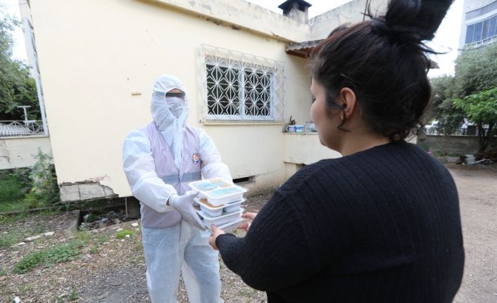 Mezitli’de iftar yemekleri evlere dağıtılıyor
