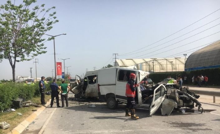 Midibüs yolun karşısına geçip minibüsle kafa kafaya çarpıştı