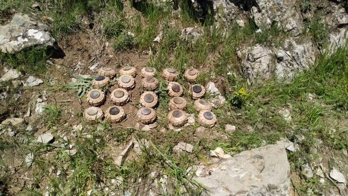 MSB: "Irak’ın kuzeyi Haftanin bölgesinde icra edilen arama tarama faaliyetlerinde, terör örgütü PKK’ya ait 20 adet VS-50 anti personel mayını ele geçirilerek METİ timlerimizce imha edildi."