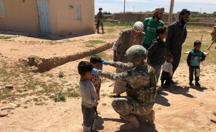 MSB: "Kahraman Mehmetçik, çocukların yüzünü güldürmeye devam ediyor. Barış Pınarı bölgesindeki altı köyde toplam 372 çocuğa kıyafet yardımı yapıldı."