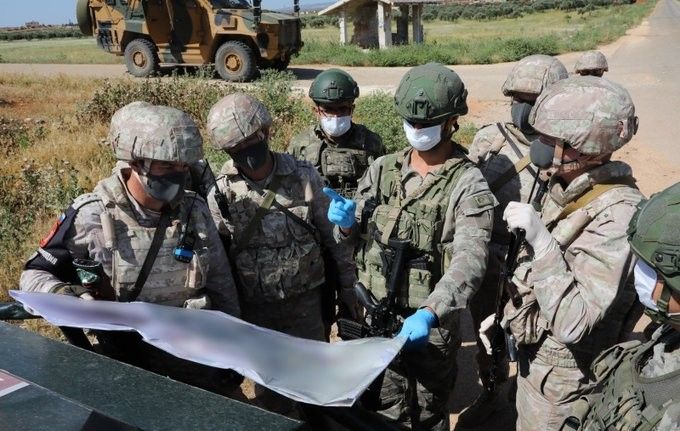 MSB: "TR-RF mutabakatı çerçevesinde İdlib’deki M4 karayolunda kara ve hava unsurlarının katılımıyla 10’uncu Türk-Rus Birleşik Kara Devriyesi icra edildi."