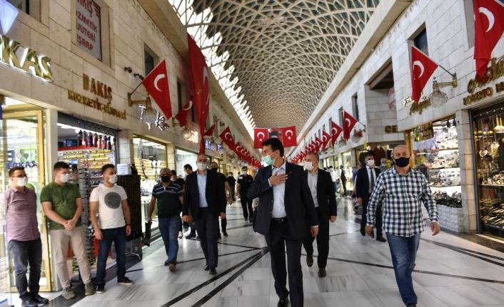 Mustafa Dündar çarşıyı ziyaret etti, yoğunluk haberlerine tepki gösterdi