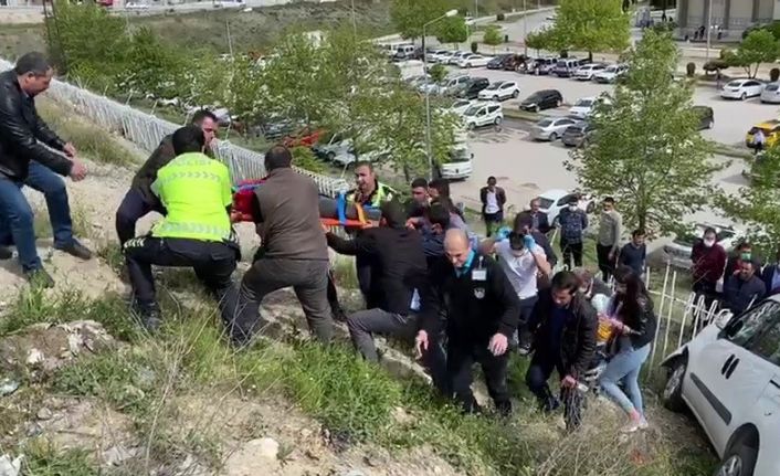 Önce yayalara, sonra demir korkuluklara çarptı: 1’i ağır 3 yaralı