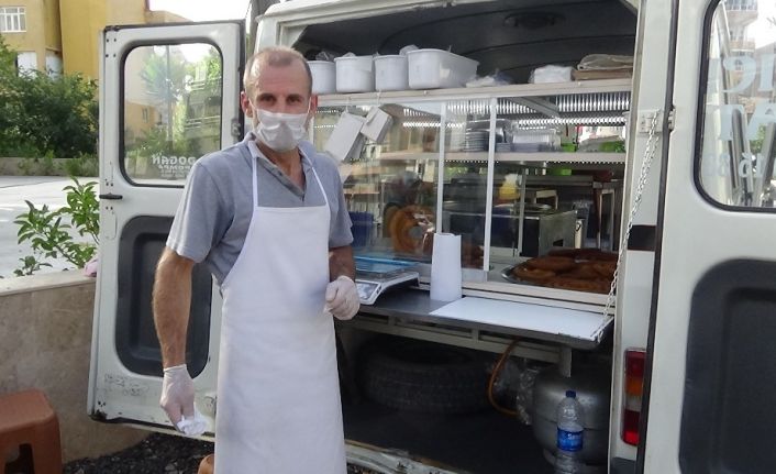 Otel kapandı işten ayrıldı, pes etmedi minibüs alıp seyyar tatlıcılığa başladı