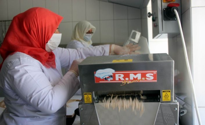 (Özel) 11 kadın çiftçi hem tarlalarında üretiyor hem de mamul haline getiriyor