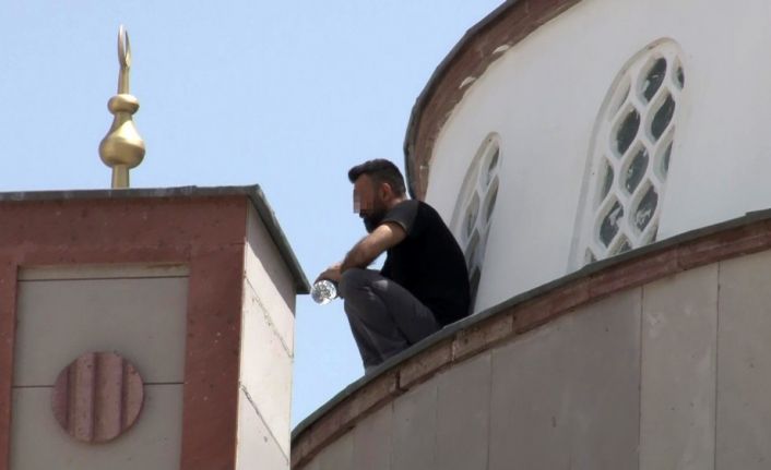 (Özel) 208 bin TL alacağını alamayınca kendi yaptığı caminin kubbesine intihar için çıktı