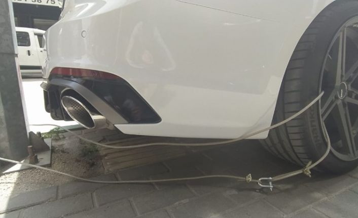 (Özel) 400 bin liralık araca öyle bir şey yaptı ki...Gören bir daha dönüp bakıyor