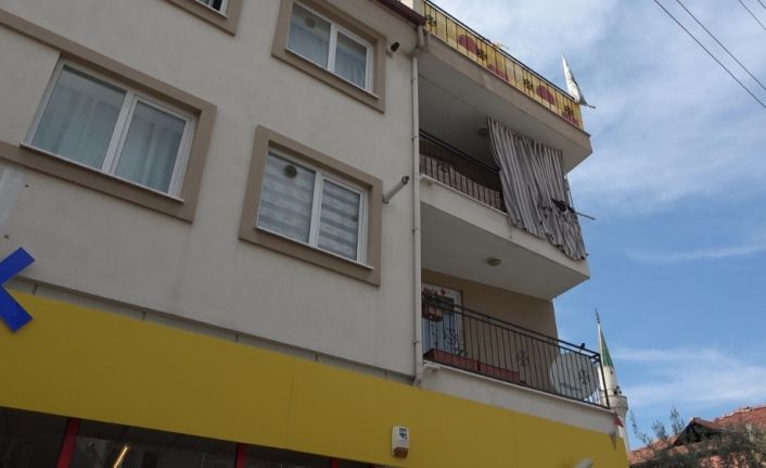 (Özel) Boğazına hortum bağlayıp intihara kalkışan şahıs 10 metreden aşağı böyle düştü