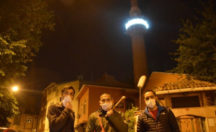 (ÖZEL) Davul çalıp, ilahi ve mani söyleyen ramazan davulcuları Tophane Geleneğini sürdürüyor