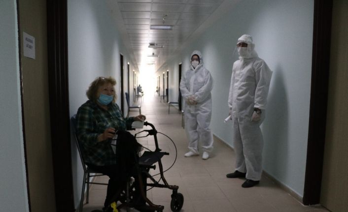 (Özel) Otel konforunda karantinası biten yaşlı teyze: "Meleklerin içerisine düştüm"