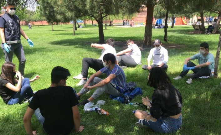 (Özel) Polisten gitar çalan gençlere: “Maskeyi takarak eğlenelim”