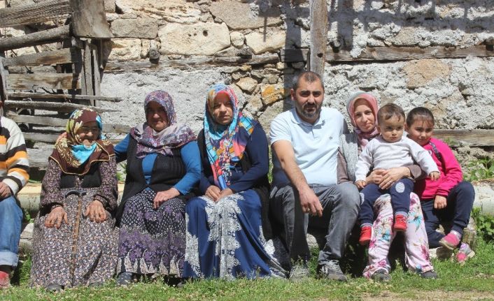 (Özel) Tam 108 yaşında...Sokağa çıktı, İçişleri Bakanı’nın hediyesiyle büyük mutluluk yaşadı