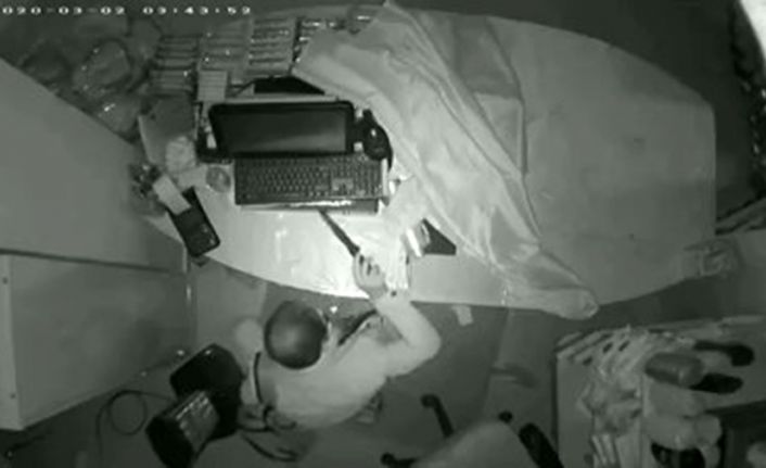 (Özel) Vatandaşın, marketteki hırsızlığı köpeği ile engellediği anlar kamerada