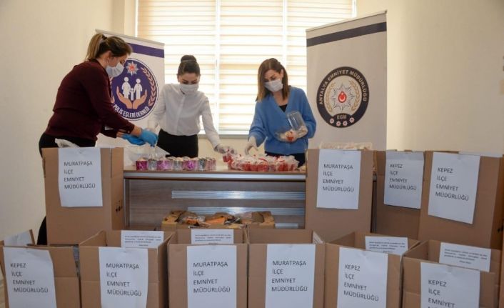 Polis eşlerinin hazırladığı el emeği ürünler gece görev yapan polislere ikram edildi