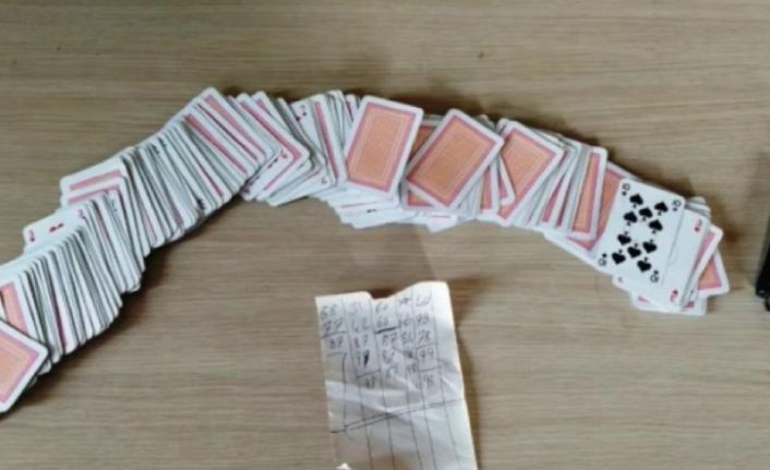 Polisi karşılarında görünce kumar kağıtlarını camdan aşağı attılar