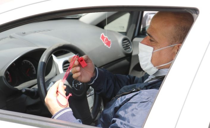 Polisten çocuklara kırmızı düdük