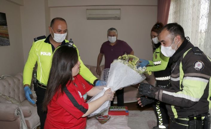 Polisten Down sendromlu milli sporcuya trafik eğitim seti ve kupa