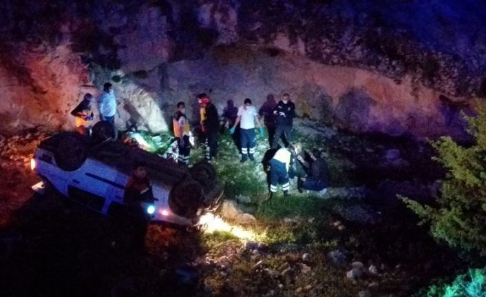 Polisten kaçan otomobil şarampole yuvarlandı: 3 yaralı