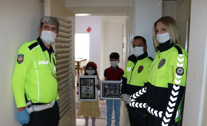 Polisten Ravza ve Kaan kardeşlere sürpriz