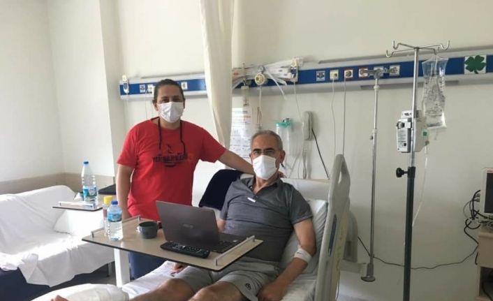 Profesör inceleme yaptığı 82 derecelik termal suyun içine düşerek yaralandı