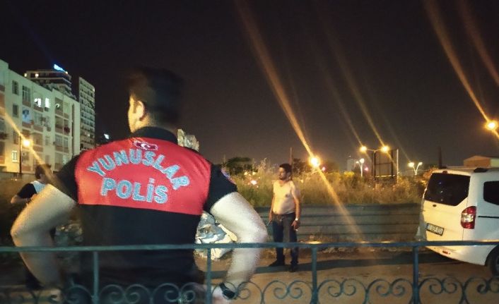 Psikolojik sıkıntıları olan şahıs bıçakla canını kıymak istedi, polis uzun uğraşları sonucu vazgeçirdi
