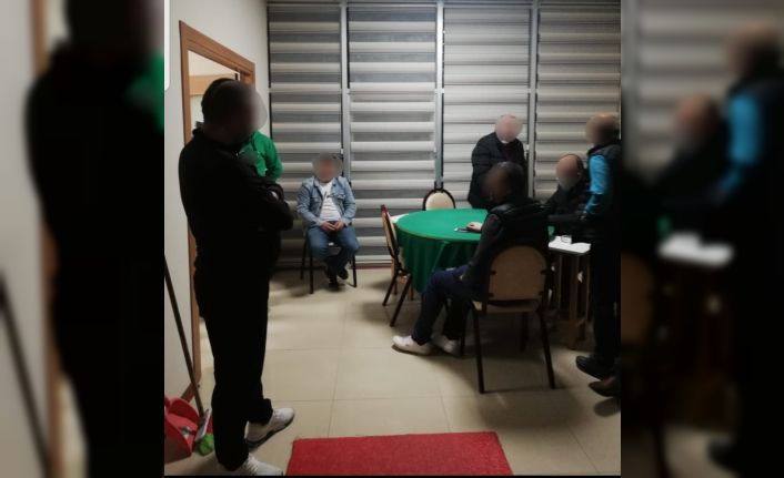 Sakarya’da boş bir evi kıraathaneye çevirip sosyal mesafeyi hiçe sayarak oyun oynadılar